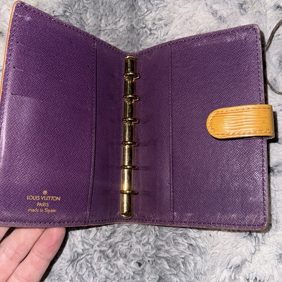 Men’s or Women’s Louis Vuitton Epi Passport Holder in Excellent condition! - Picture 5 of 12